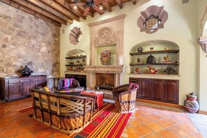 32-inch flat-screen TV with cable channels, TV, fireplace - Antigua Capilla B&B (San Miguel de Allende)