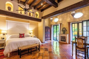 Sviitti, kylpyhuone makuuhuoneen yhteydessä (Mexico Suite) | Ylelliset vuodevaatteet, untuvapeitot, tallelokero huoneessa