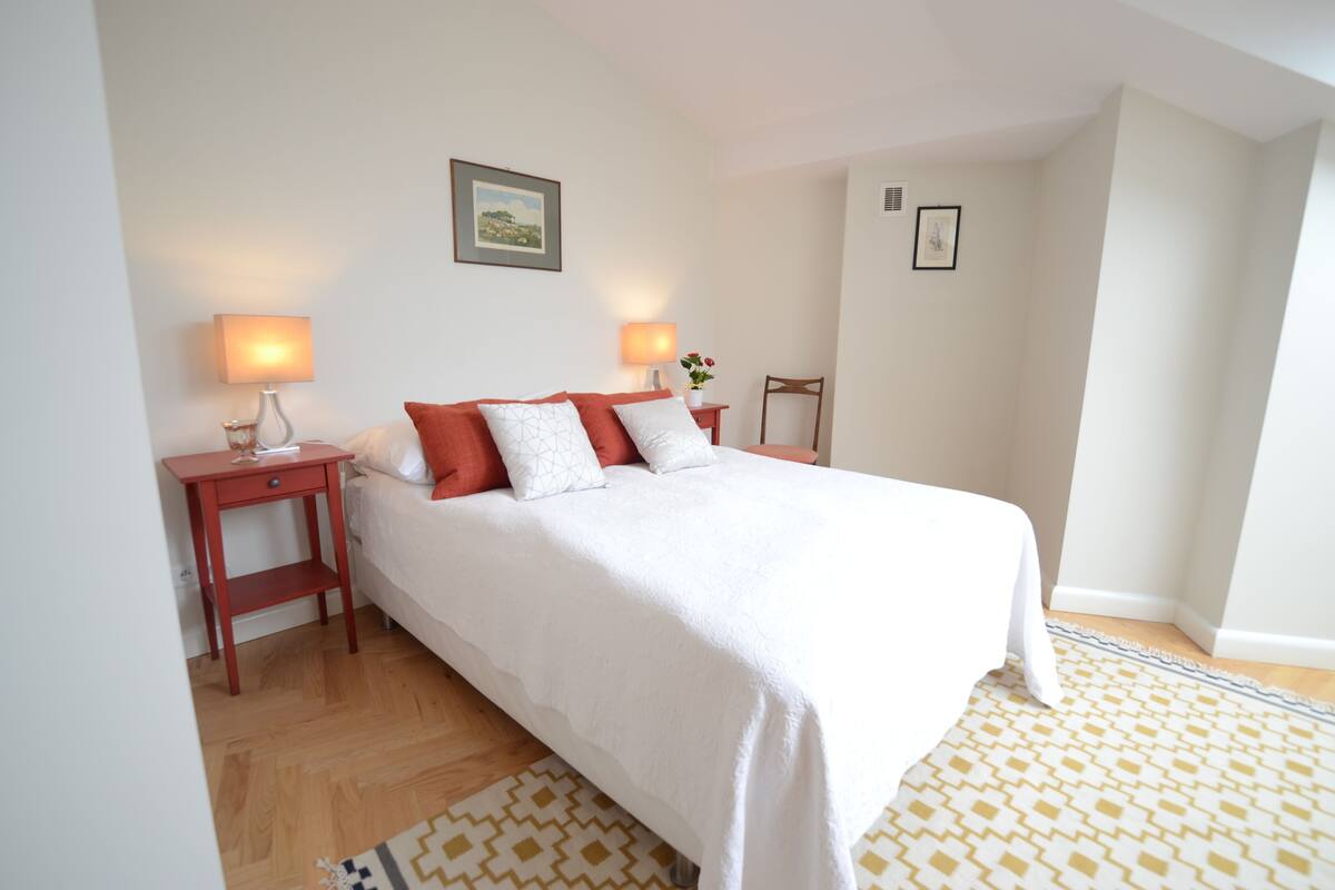 Surmatelas, bureau, fer et planche à repasser, Wi-Fi gratuit