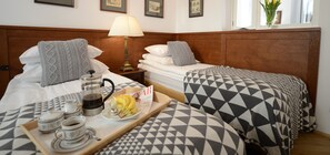 Pillow-top beds, individually decorated, individually furnished, desk - Crystal Suites Old Town (Kraków)