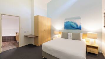 Leilighet, 1 soverom (Spa Apartment) | Skrivebord for bærbar PC og strykejern/-brett