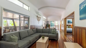 2 Bedroom Villa, 2 Bathrooms | 起居区 | 平板电视、DVD 播放器