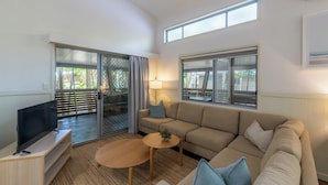 2 Bedroom Villa, 1 Bathroom | 起居区 | 平板电视、DVD 播放器