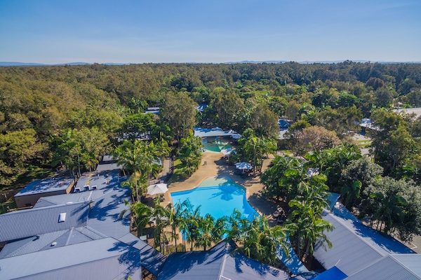 2 outdoor pools, pool loungers