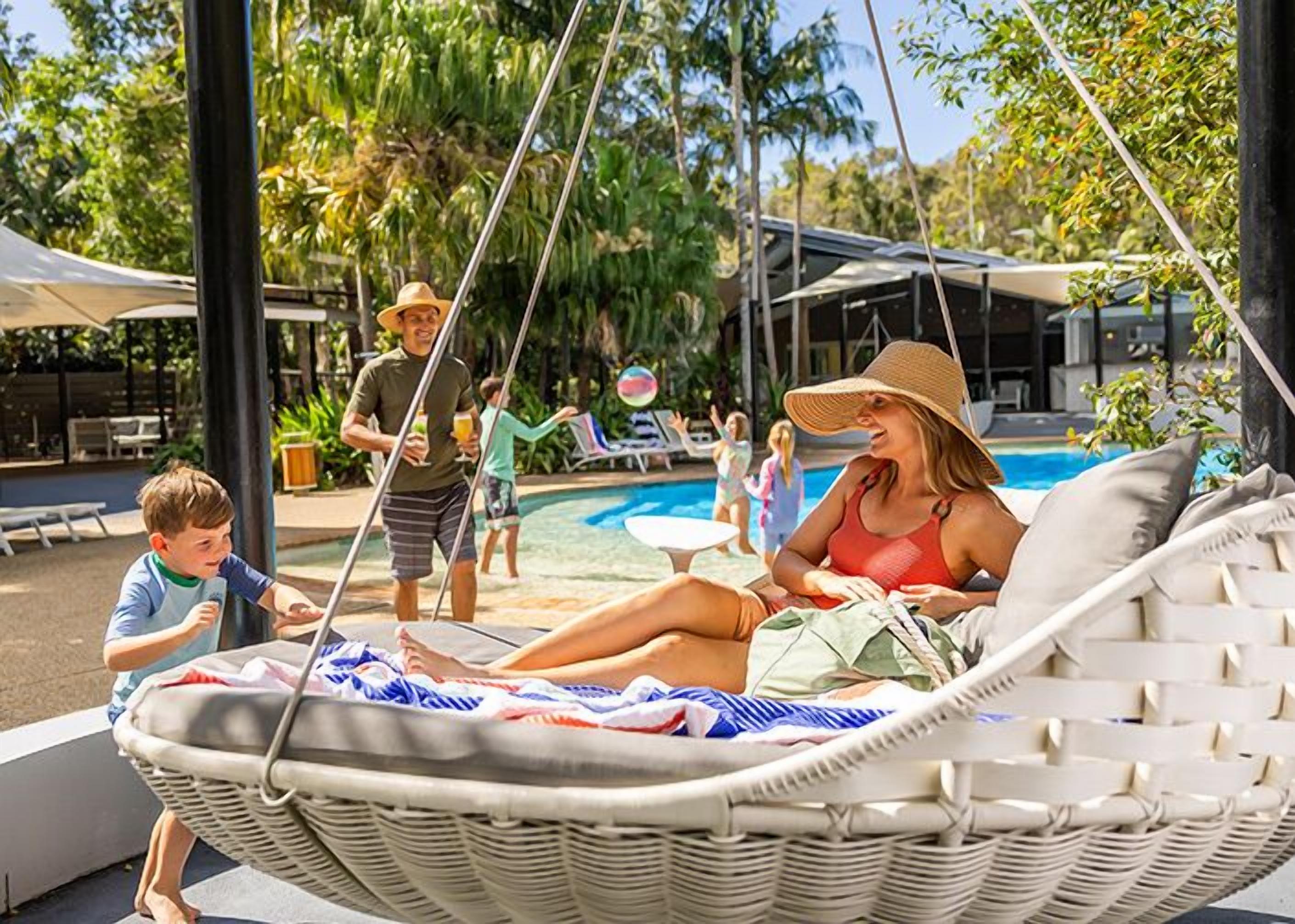 2 室外游泳池，日光浴躺椅