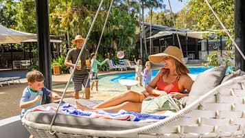 2 utendørsbassenger og solsenger