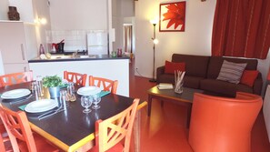 Frigorífico, microondas, cafetera o tetera y hervidor eléctrico