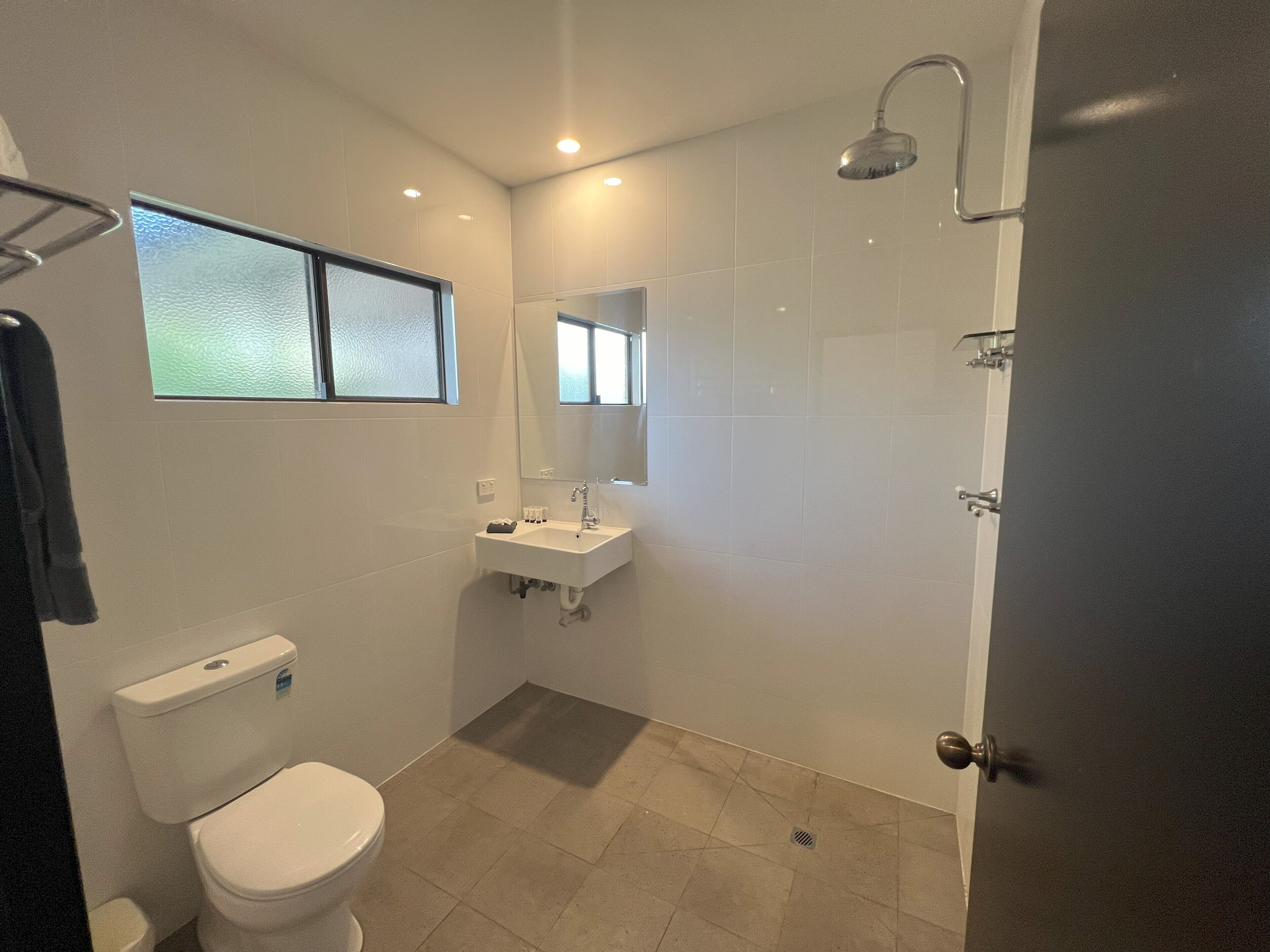 Dusche, kostenlose Toilettenartikel, Haartrockner, Handtücher