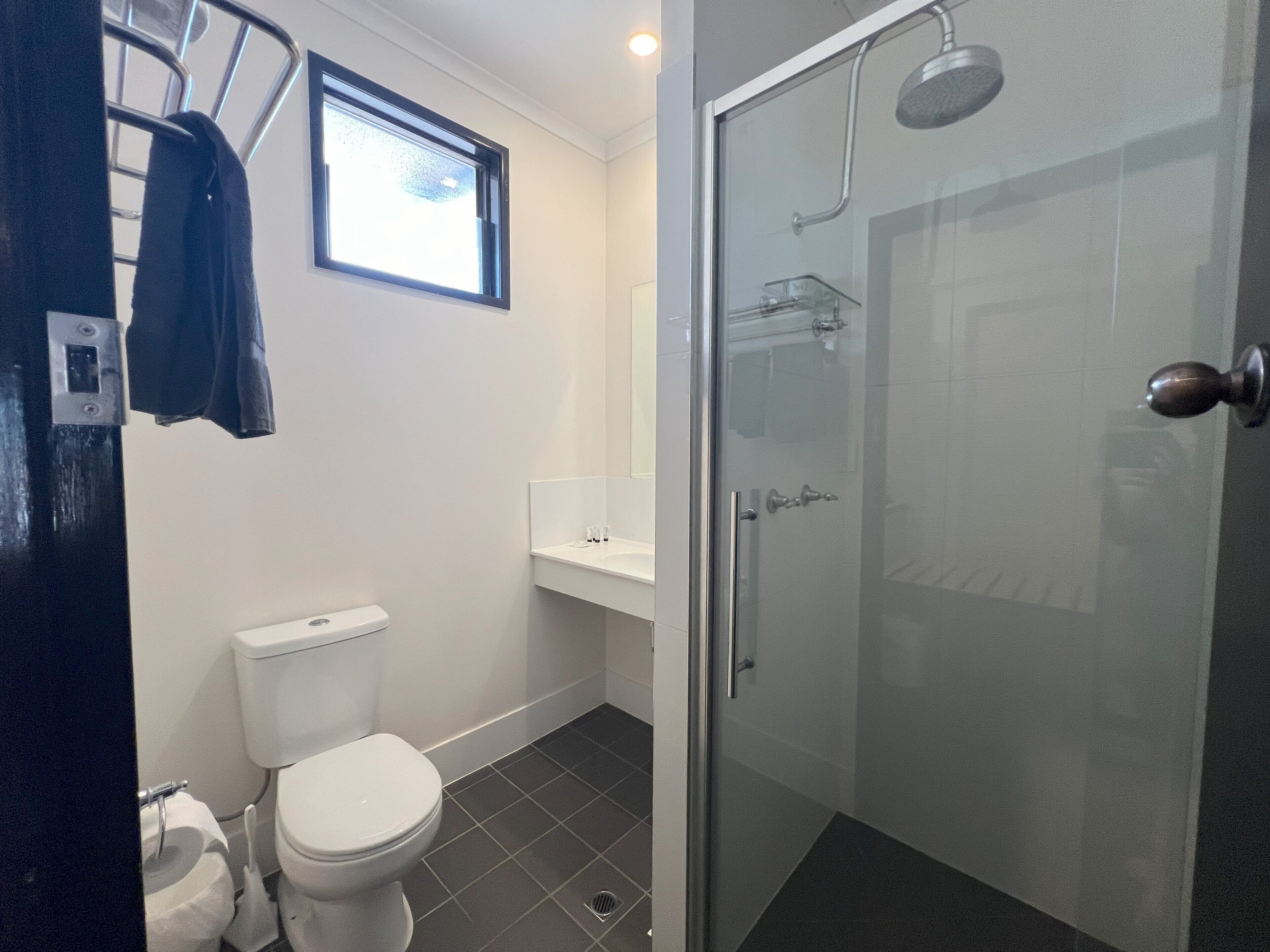 Ducha, artículos de tocador gratuitos, secador de pelo, toallas