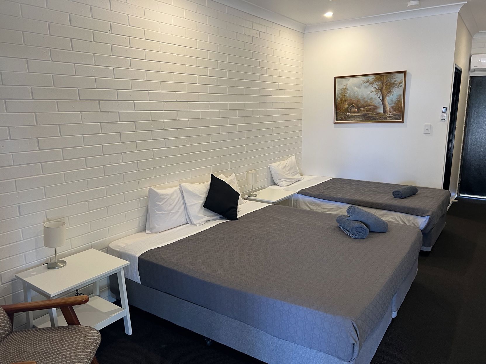 مكتب ومساحة عمل للكمبيوتر المحمول وستائر تعتيم وتجهيزات عازلة للصوت