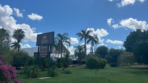 Une enseigne pour l’hôtel Albert Park Motor Inn, qui comprend un restaurant et un centre d’événements appelé Oasis.
