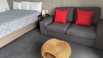 Executive-Suite | Wohnbereich | 45-Zoll-Flachbildfernseher mit Digitalempfang, Fernseher
