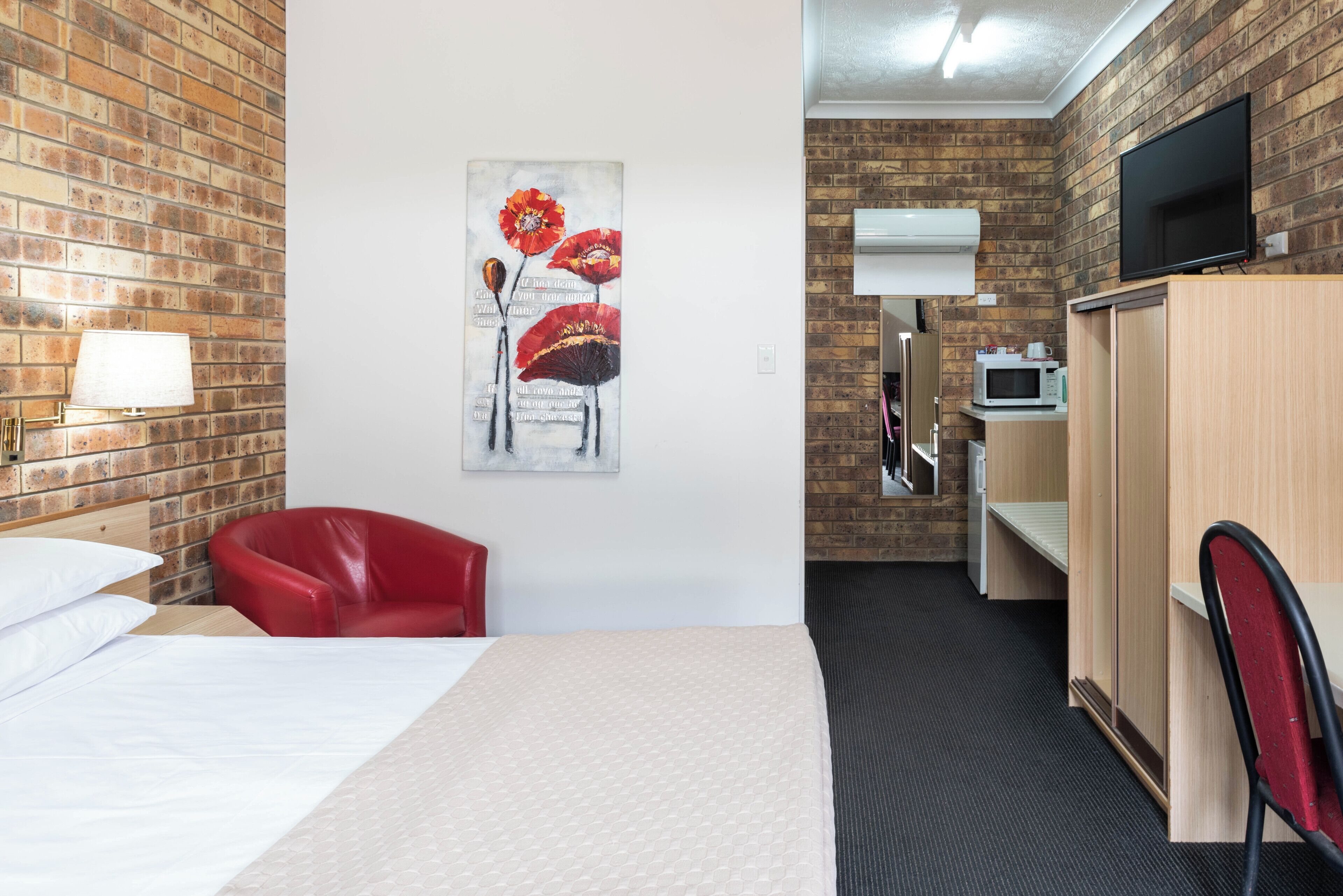 Standard Room, Non Smoking (Std Queen) | Premium bedding, pillowtop beds, in-room safe, iron/ironing board