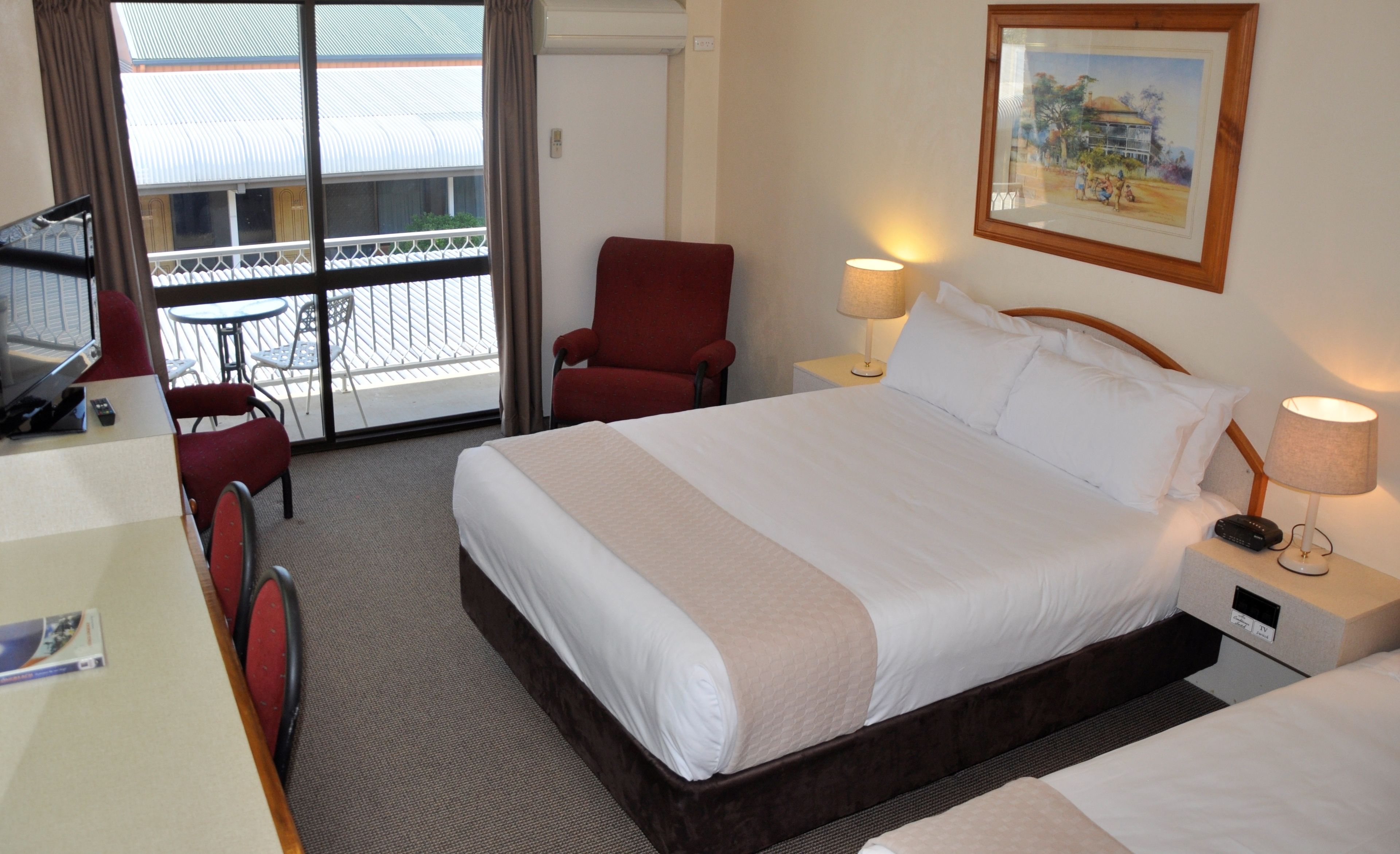 Peralatan tempat tidur premium, tilam berlapik, peti besi dalam bilik 