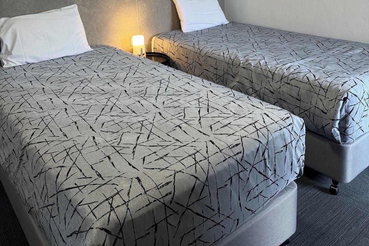 Peralatan tempat tidur premium, tilam berlapik, peti besi dalam bilik