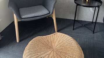 Quarto executivo | Área de estar | TV de tela plana 45 polegadas com canais digitais, TV