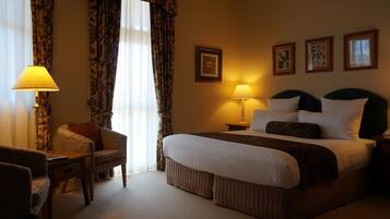 Minibar, VerdunkelungsvorhĂ€nge, BĂŒgeleisen/BĂŒgelbrett, BettwĂ€sche