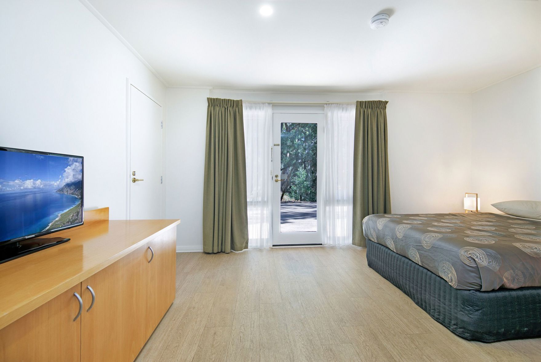 Cortinas blackout, tabla de planchar con plancha y ropa de cama 