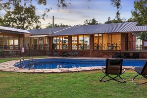 Melayani sarapan dan makan malam