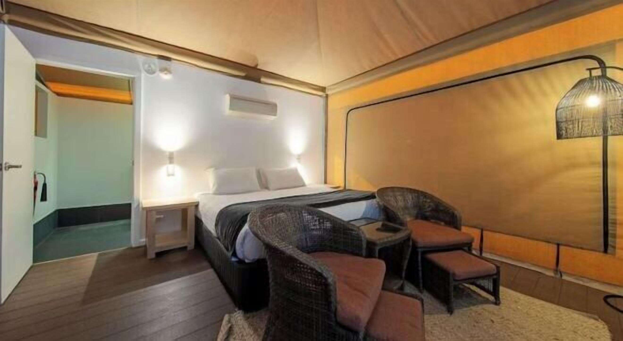 Verdunkelungsvorhänge, Bügeleisen/Bügelbrett, Bettwäsche