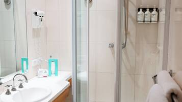 Artículos de tocador gratuitos, secador de pelo, toallas, jabón