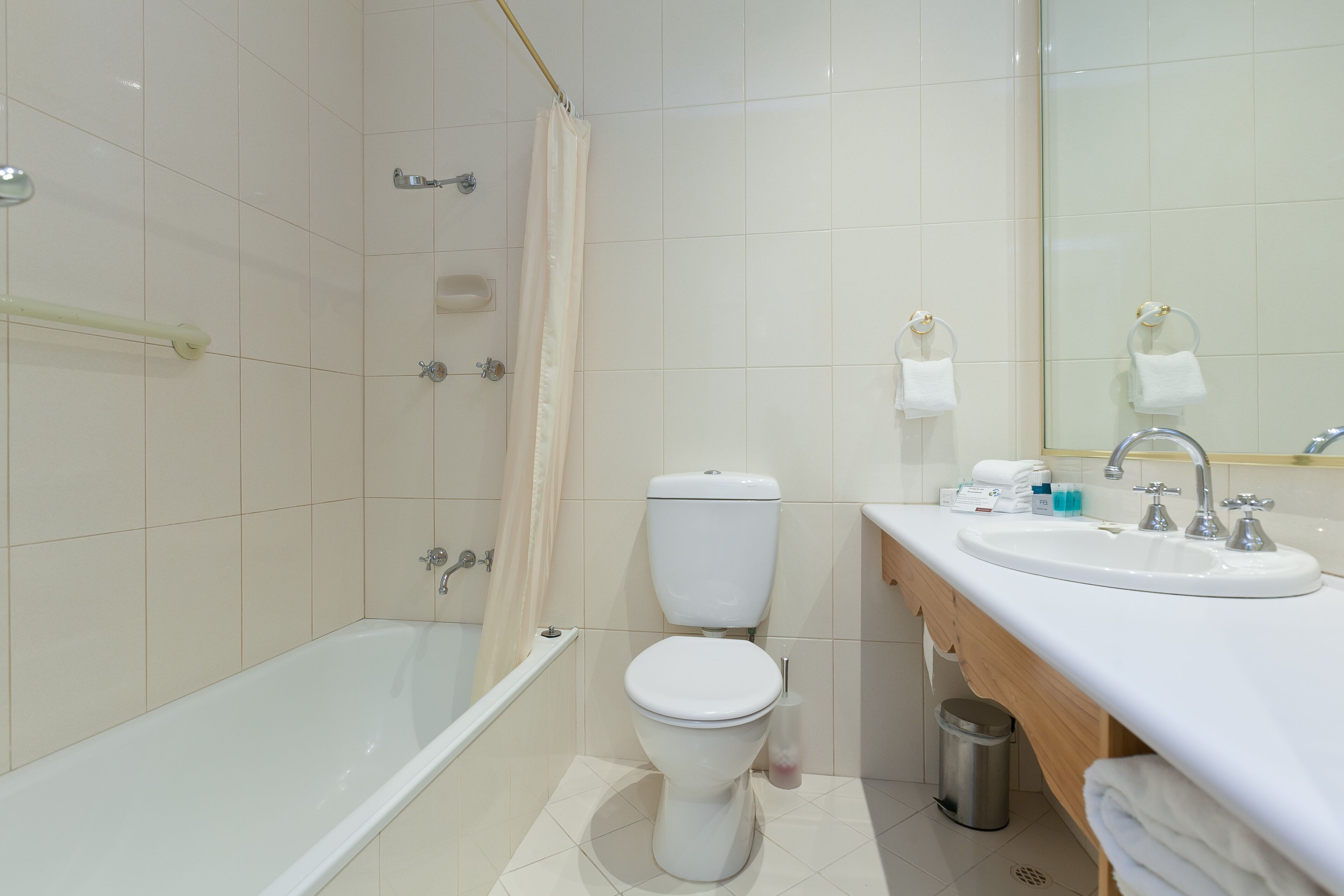 Un baño moderno con bañera, inodoro y lavamanos.