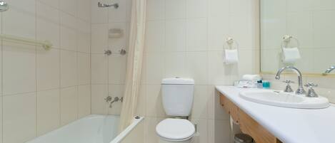 Un baño moderno con bañera, inodoro y lavamanos.