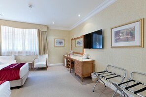 Superior Twin Room | Living area | Flat-screen TV - European Hotel (Perth)