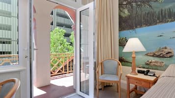 Habitación superior, 1 cama Queen size, balcón | Escritorio, wifi gratis y ropa de cama