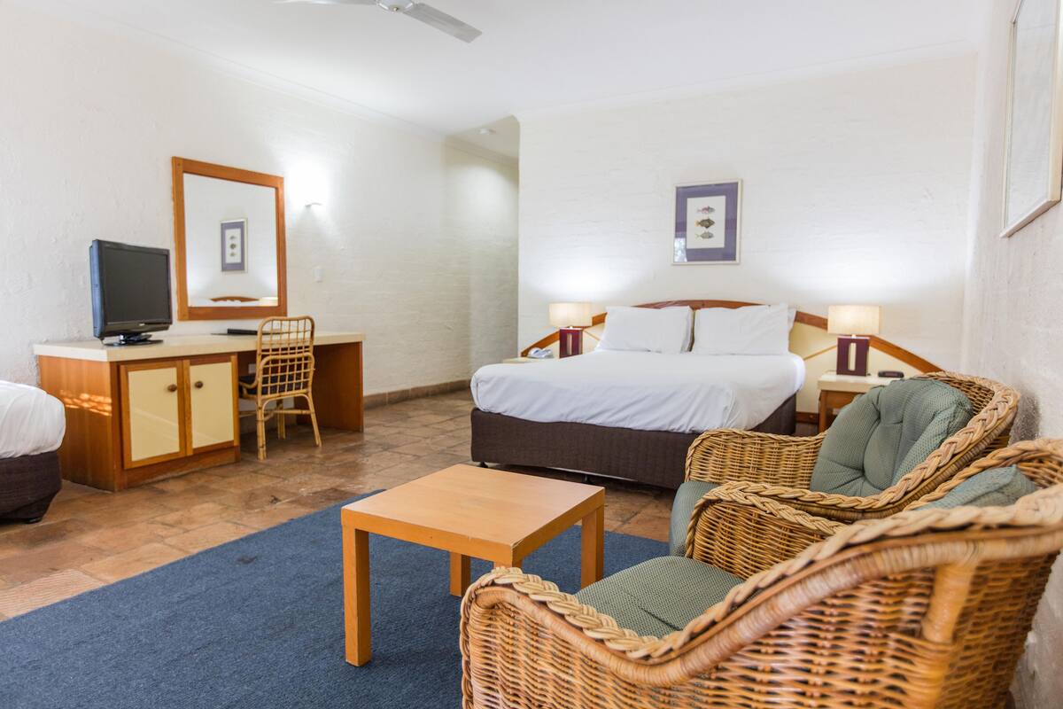 Standard Room, Lakeside | Desk, iron/ironing board, WiFi (free), bed sheets