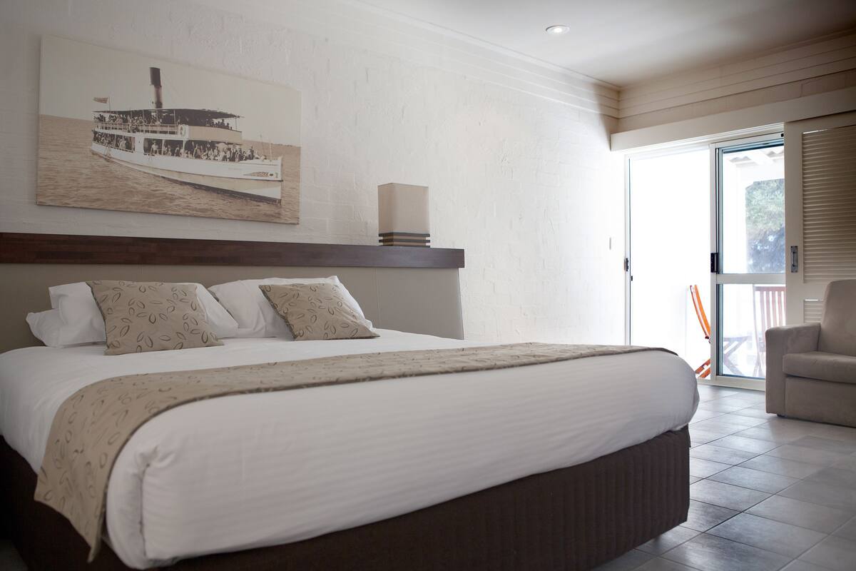Premium Room, Lakeside | Desk, iron/ironing board, WiFi (free), bed sheets