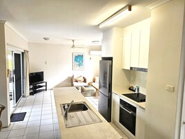 Refrigerador con freezer, microondas, horno, placa de cocina