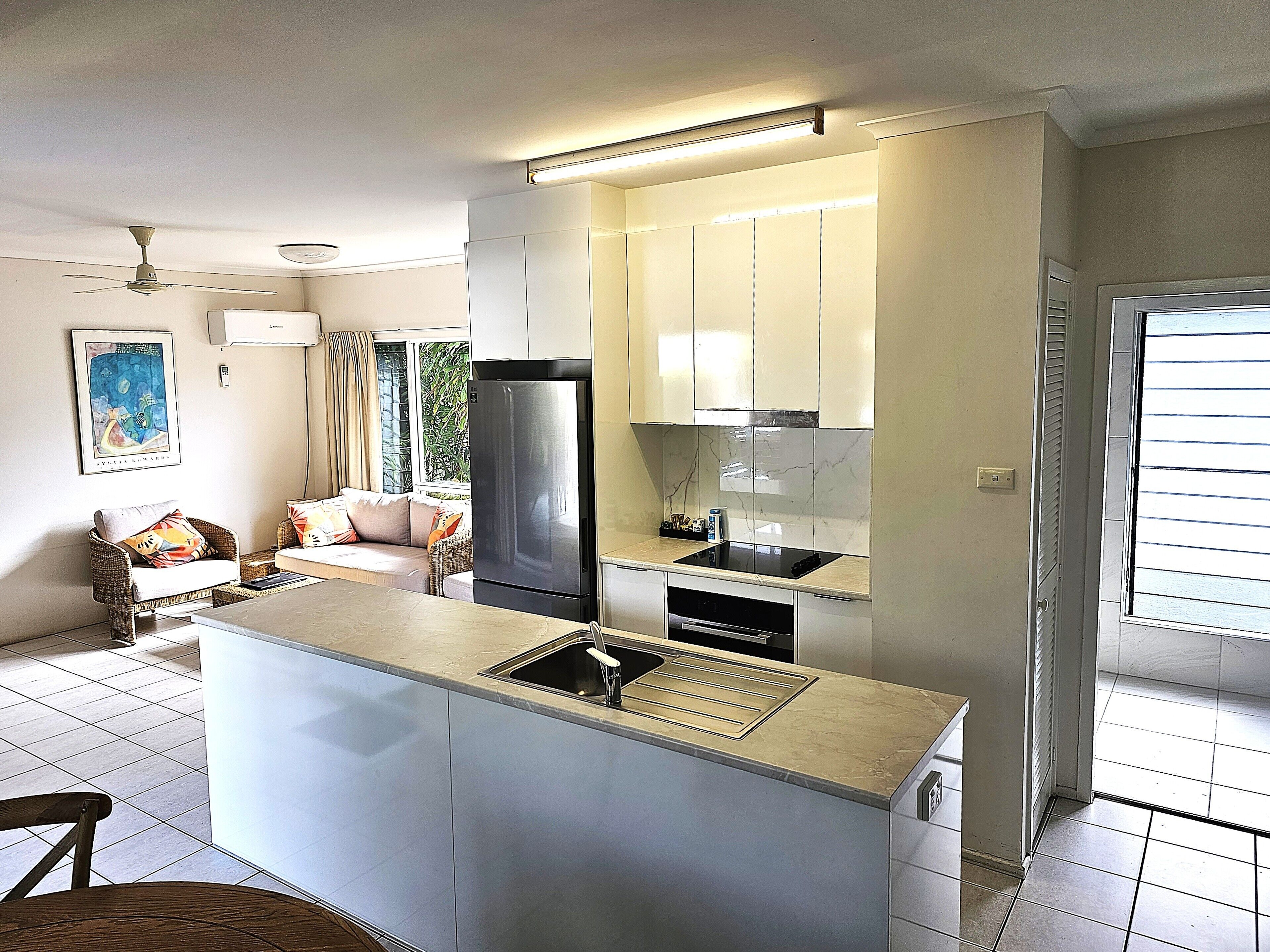 Refrigerador con freezer, microondas, horno, placa de cocina