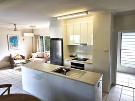 Refrigerador con freezer, microondas, horno, placa de cocina