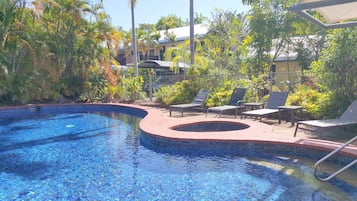 Piscine extérieure, chaises longues