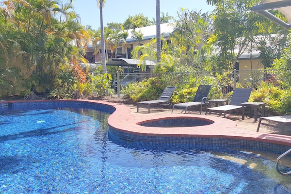 Piscine extérieure, chaises longues