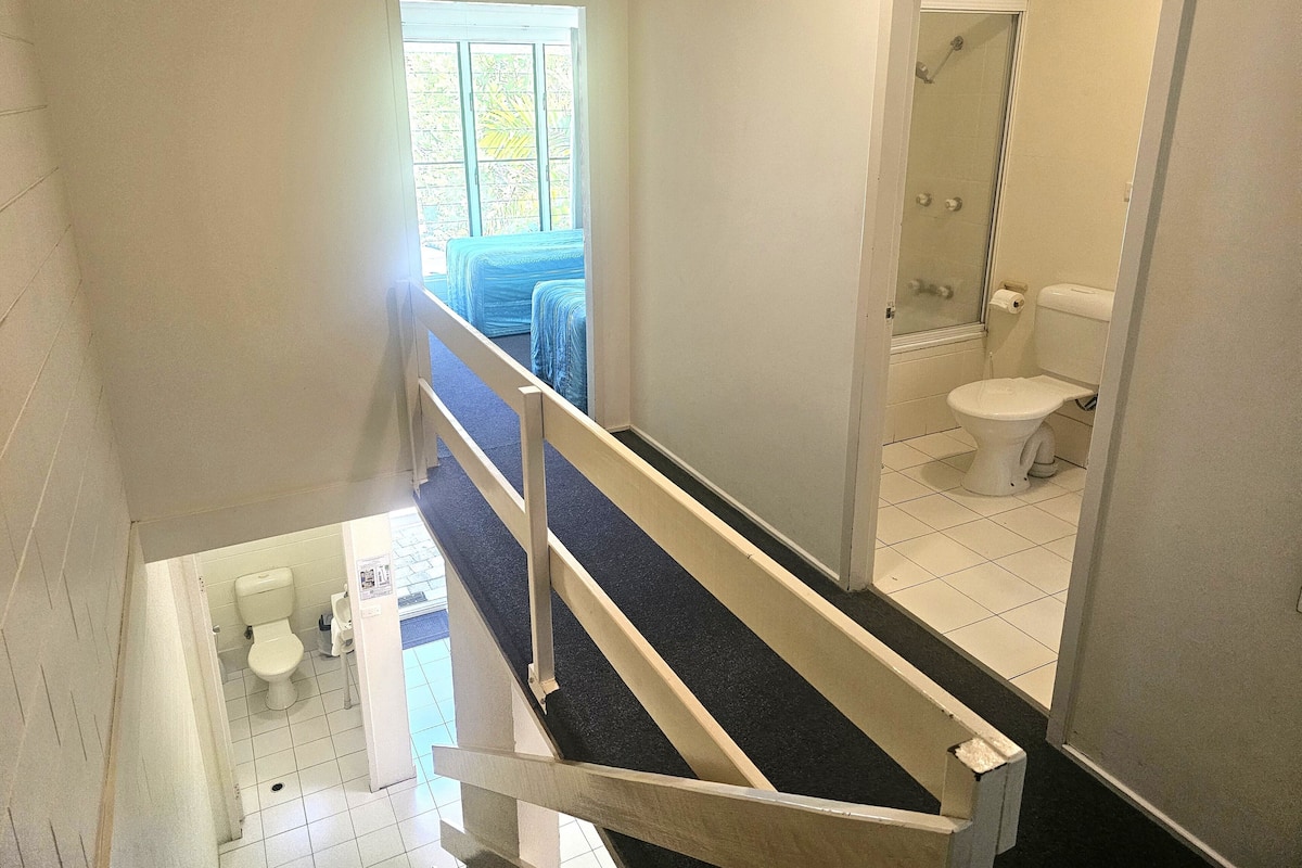 2 habitaciones, escritorio y espacio para trabajar con laptop