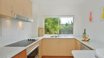 Departamento, 1 habitación, hidromasaje | Cocina privada | Refrigerador, microondas, parrilla de estufa y cafetera y tetera