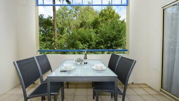 Apartment, 2 Bedrooms, Jetted Tub | In-room dining