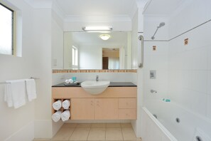 Appartement, 1 slaapkamer, bubbelbad | Badkamer | Een bad/douchecombinatie, een bubbelbad, een haardroger, handdoeken