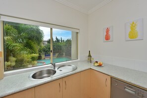 1 Bedroom Spa Ensuite Apartment  | Private kitchen | Fridge, microwave, stovetop, coffee/tea maker - Central Plaza Port Douglas Apartments (Port Douglas)