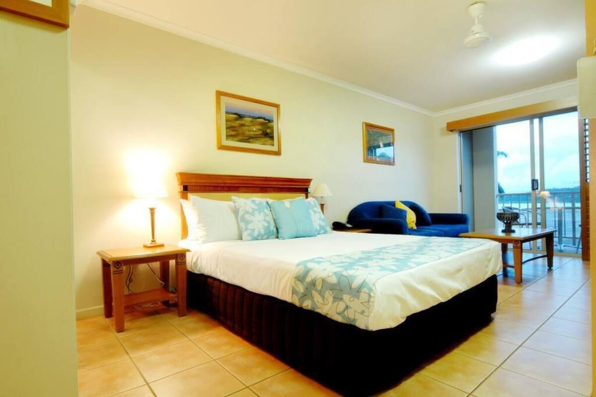 Premium bedding, in-room safe, desk, iron/ironing board