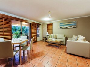 68-cm flat-screen TV with digital channels, plasma TV, DVD player - at Boathaven Bay Holiday Apartments (Airlie Beach)
