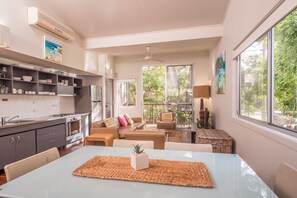 Villa – deluxe, 1 soverom (1 Bedroom Deluxe Villa) | Individuelt innredet, strykejern/-brett, barnesenger og sengetøy