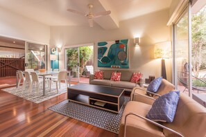 Villa – deluxe, 3 soverom (3 Bedroom Deluxe Villa) | Oppholdsområde | TV og DVD-spiller