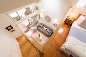 Muebles diferentes, tabla de planchar con plancha, cunas y ropa de cama 