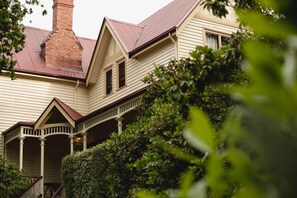 Property entrance - Franklin Manor (Strahan)