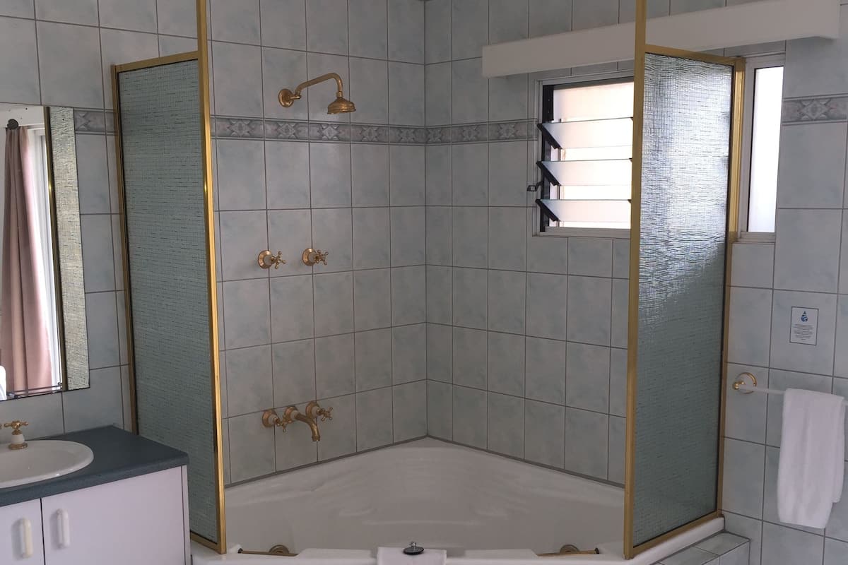 Deep-soaking bathtub