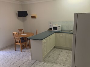 Suite Deluxe, baignoire à jets (No Balcony) | Cuisinette privée | Réfrigérateur grande capacité avec congélateur, four à micro-ondes