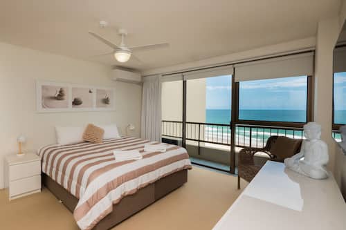 Departamento Deluxe, 3 habitaciones, vista a la playa | Muebles diferentes, escritorio, tabla de planchar con plancha y cunas